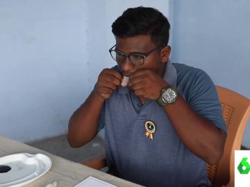 La surrealista habilidad del joven con la lengua más larga de La India: "¿Se ha puesto un preservativo?"