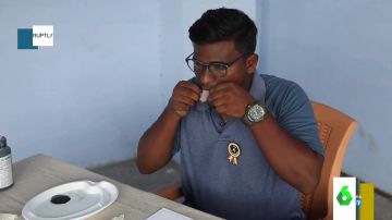 La surrealista habilidad del joven con la lengua más larga de La India: "¿Se ha puesto un preservativo?"