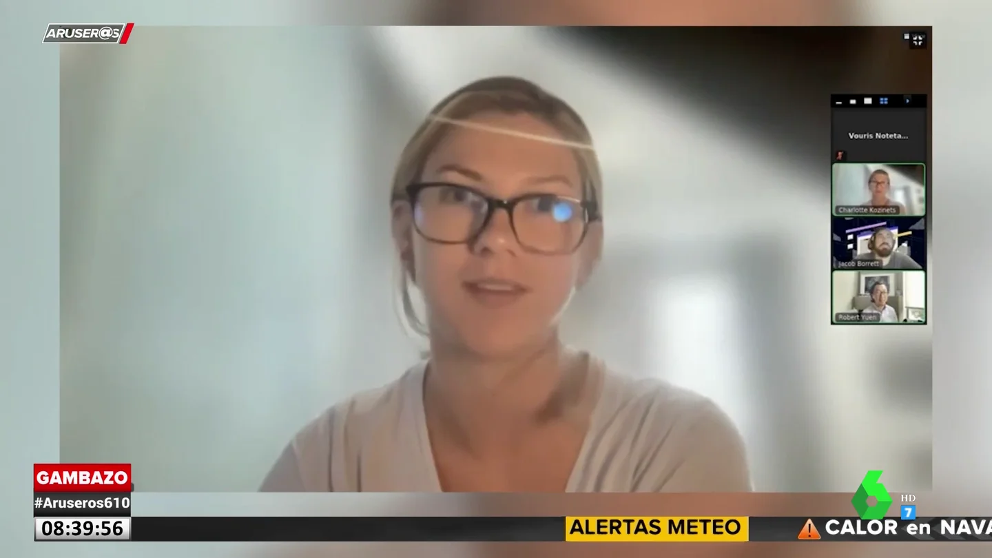 El percance de una joven durante una videollamada con sus jefes y compañeros de trabajo El percance de una joven durante una videollamada con sus jefes y compañeros de trabajo
