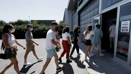 Varios jóvenes acuden a un cribado de COVID-19 por el brote registrado en Salu Varios jóvenes acuden a un cribado de COVID-19 por el brote registrado en Salu
