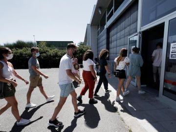 Varios jóvenes acuden a un cribado de COVID-19 por el brote registrado en Salu