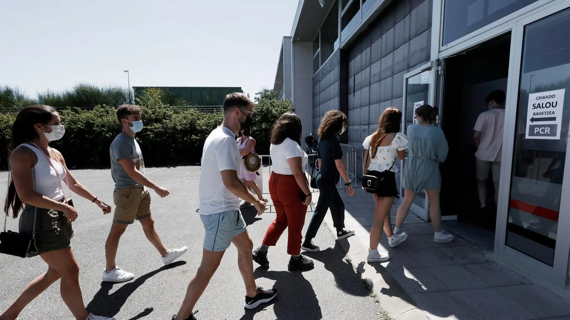 Varios jóvenes acuden a un cribado de COVID-19 por el brote registrado en Salu