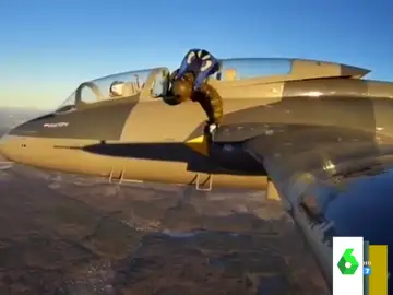 El divertido vídeo viral del intento de un paracaidista de salir del avión para lanzarse al vacío