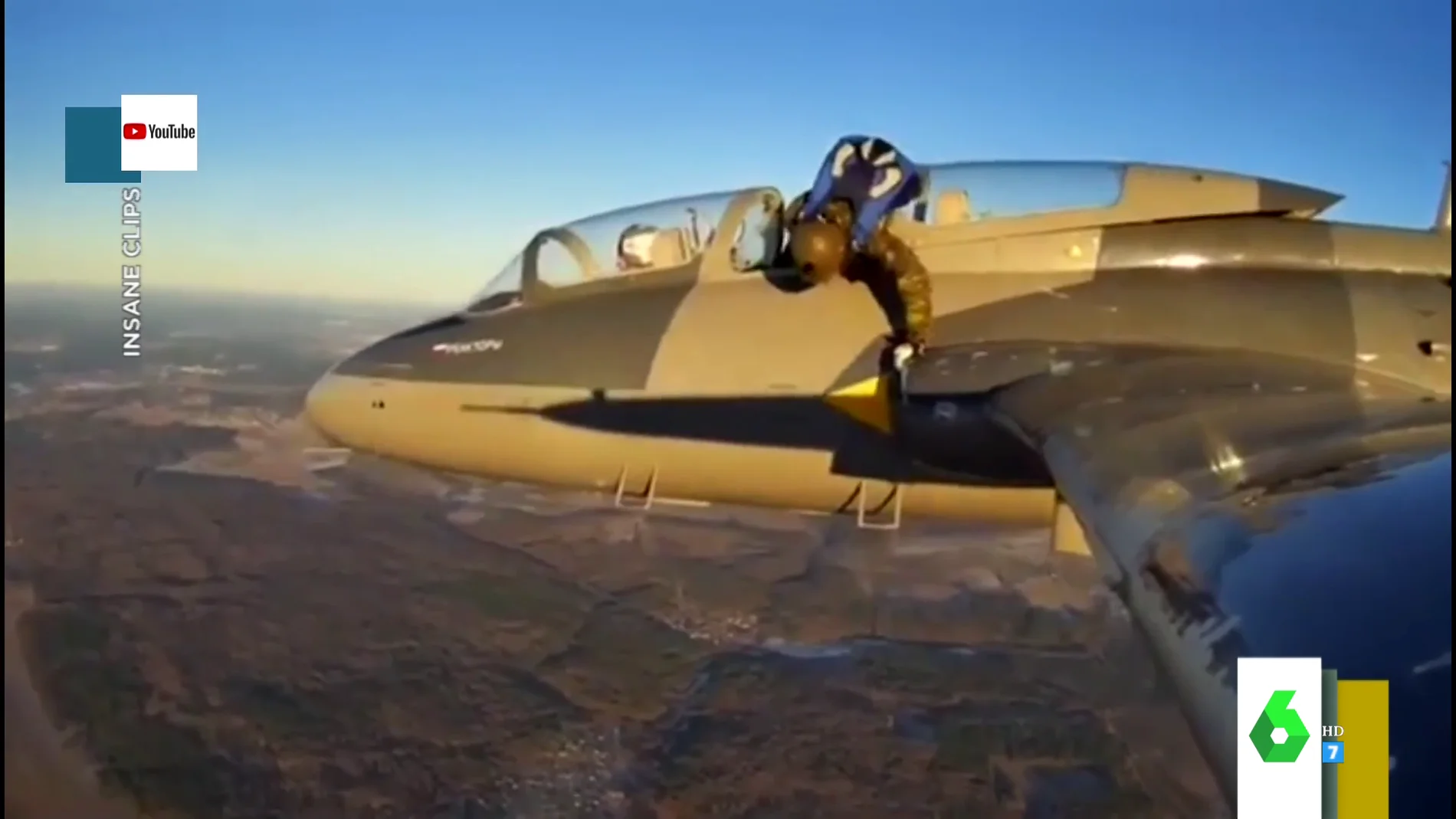 El divertido vídeo viral del intento de un paracaidista de salir del avión para lanzarse al vacío