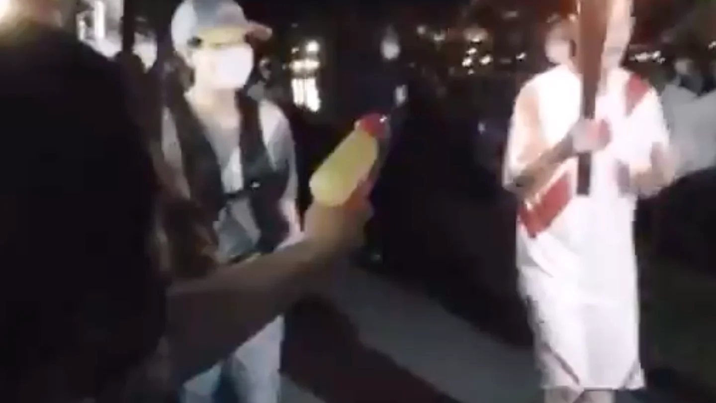 Una mujer dispara con una pistola de agua a la antorcha olímpica Una mujer dispara con una pistola de agua a la antorcha olímpica