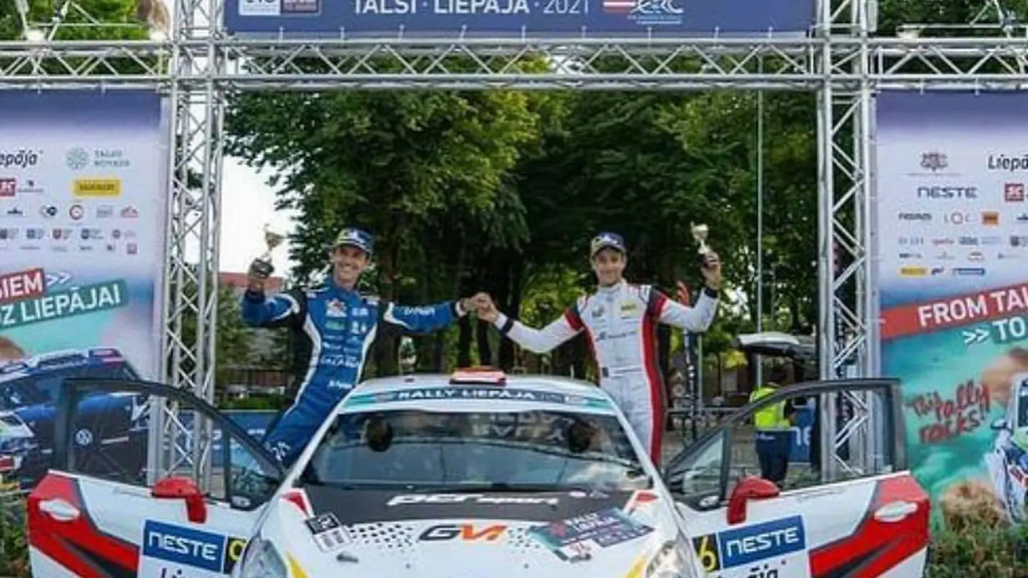Gil Membrado junto a Rogelio Donate en el podio del Rally de Liepaja Gil Membrado junto a Rogelio Donate en el podio del Rally de Liepaja