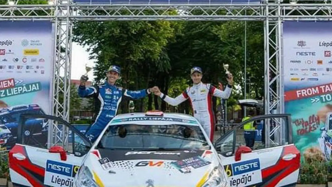  Gil Membrado junto a Rogelio Donate en el podio del Rally de Liepaja