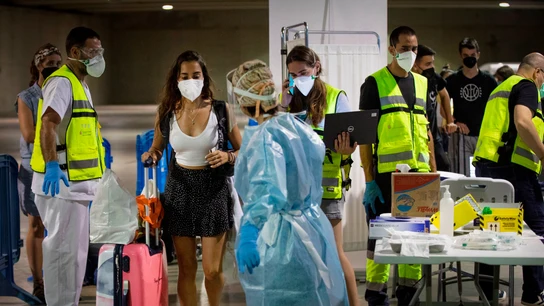 Jóvenes a su llegada a Pamplona tras un brote en Salou. Jóvenes a su llegada a Pamplona tras un brote en Salou.