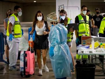 Jóvenes a su llegada a Pamplona tras un brote en Salou.