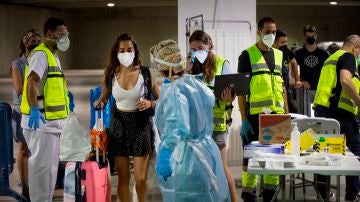 Jóvenes a su llegada a Pamplona tras un brote en Salou.