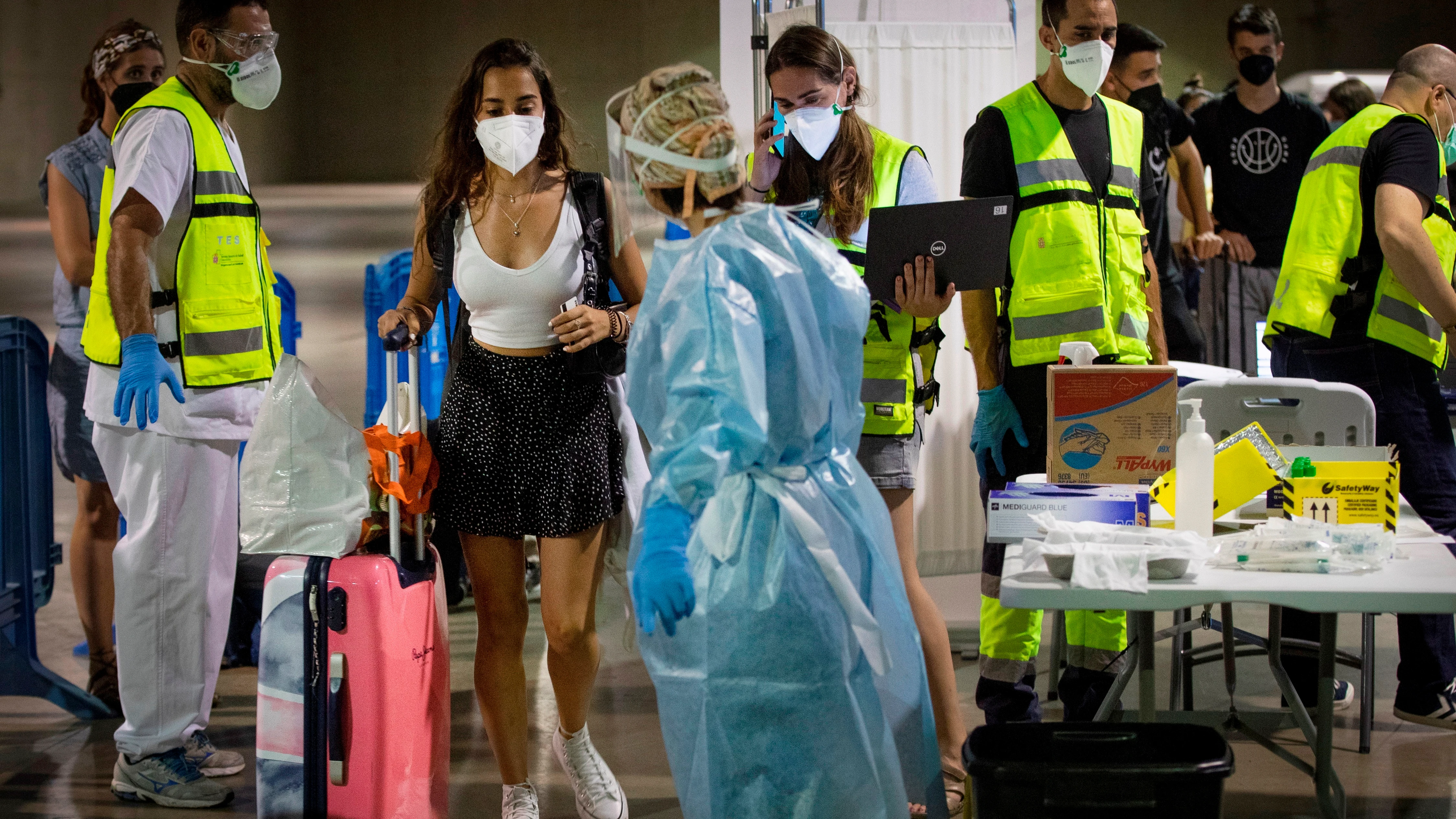 Jóvenes a su llegada a Pamplona tras un brote en Salou.