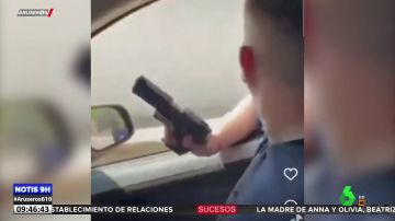 "A mí lo que me gusta es el plomo": el surrealista vídeo de un joven luciendo una pistola delante de la Policía