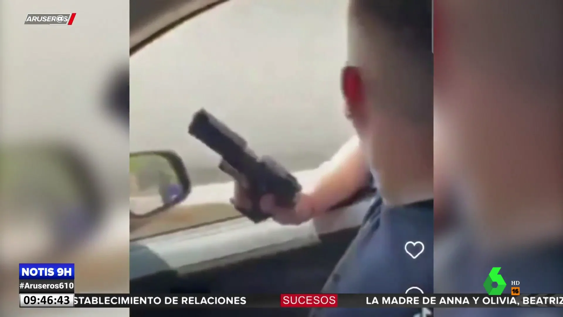 "A mí lo que me gusta es el plomo": el surrealista vídeo de un joven luciendo una pistola delante de la Policía