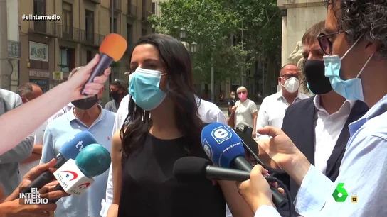Vídeo manipulado - Un periodista golpea a Inés Arrimadas con un micrófono en la cabeza Vídeo manipulado - Un periodista golpea a Inés Arrimadas con un micrófono en la cabeza