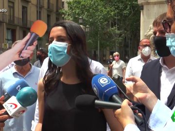 Vídeo manipulado - Un periodista golpea a Inés Arrimadas con un micrófono en la cabeza