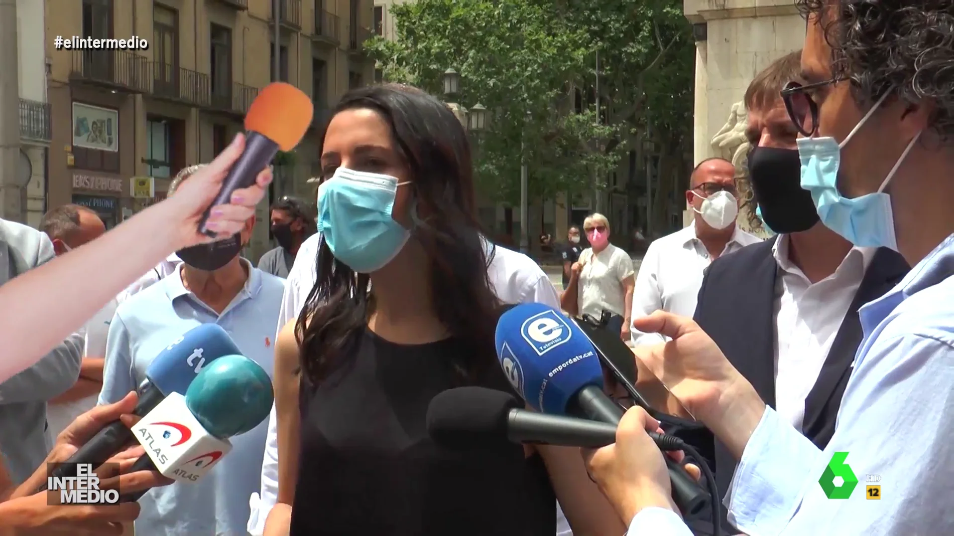 Vídeo manipulado - Un periodista golpea a Inés Arrimadas con un micrófono en la cabeza