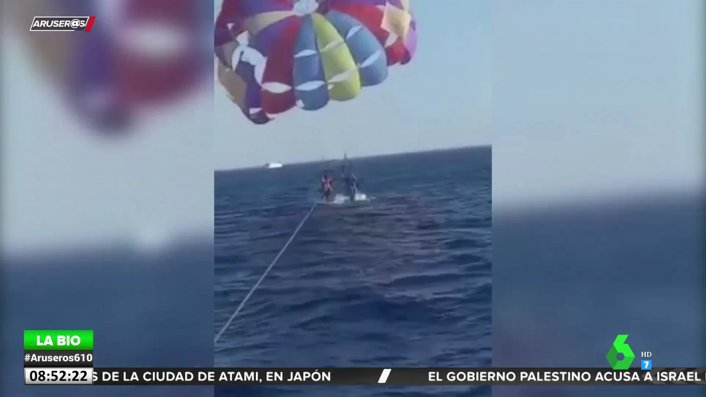 El momento en el que un tiburón muerde a un hombre mientras hace parasailing El momento en el que un tiburón muerde a un hombre mientras hace parasailing