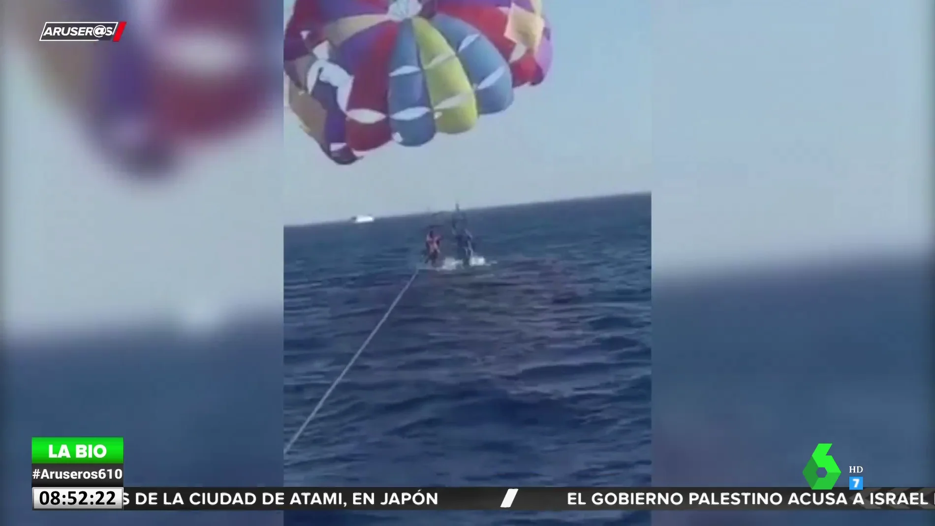 El momento en el que un tiburón muerde a un hombre mientras hace parasailing