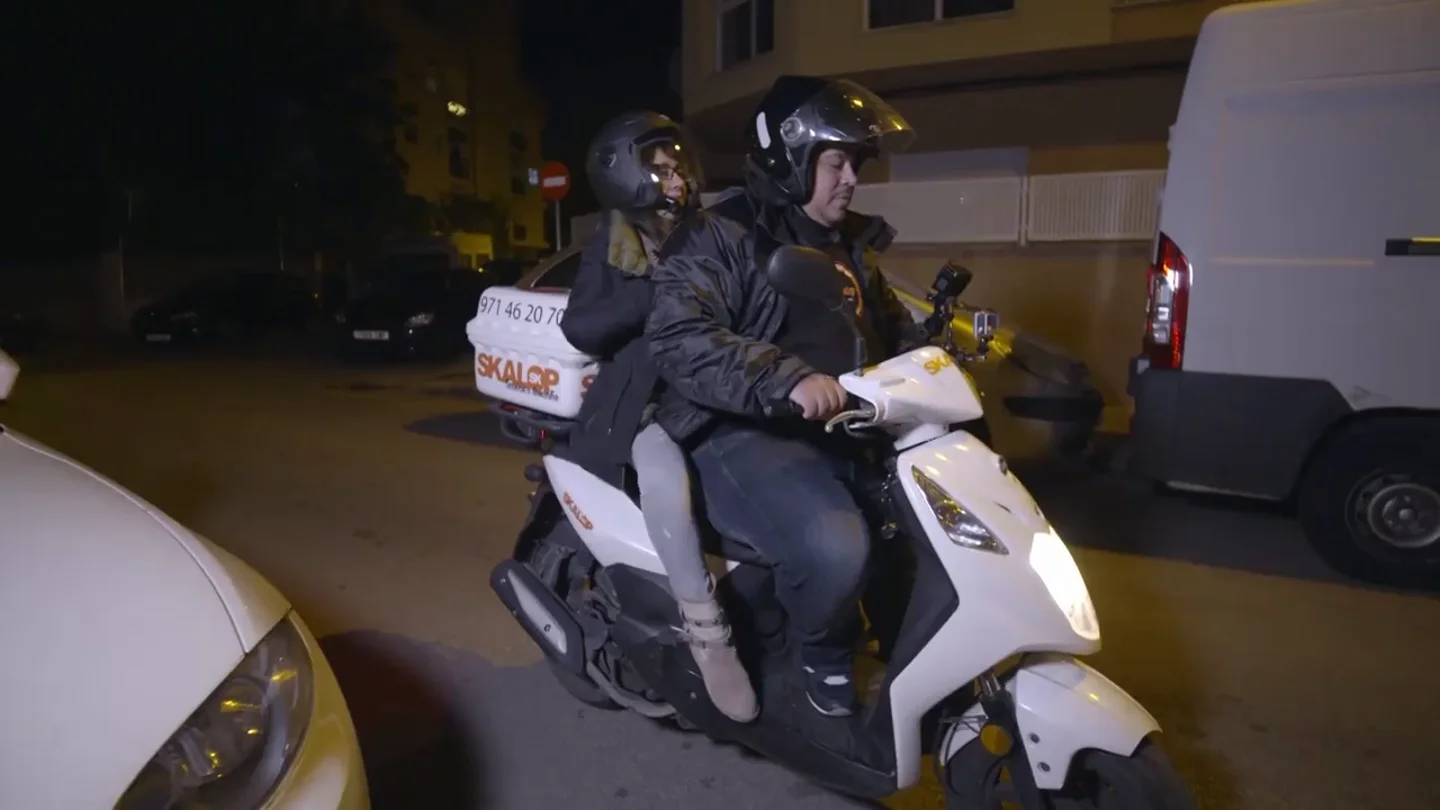 La conducción temeraria de un trabajador sorprende a la jefa infiltrada: "Por la acera voy más rápido" La conducción temeraria de un trabajador sorprende a la jefa infiltrada: "Por la acera voy más rápido"