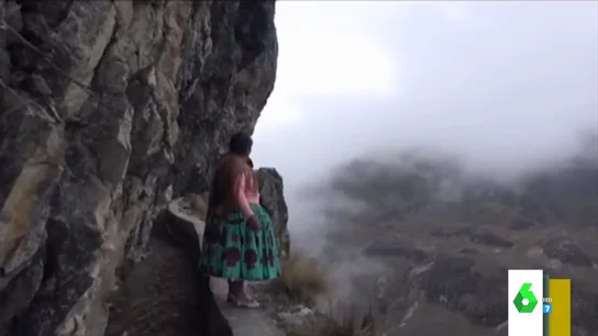 El espeluznante vídeo en el que una youtuber recorre 'el camino de la muerte' El espeluznante vídeo en el que una youtuber recorre 'el camino de la muerte'