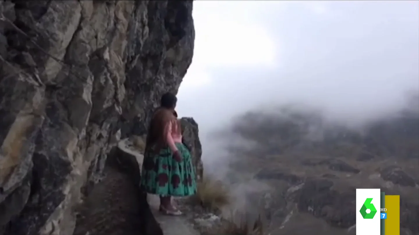 El espeluznante vídeo en el que una youtuber recorre 'el camino de la muerte' El espeluznante vídeo en el que una youtuber recorre 'el camino de la muerte'