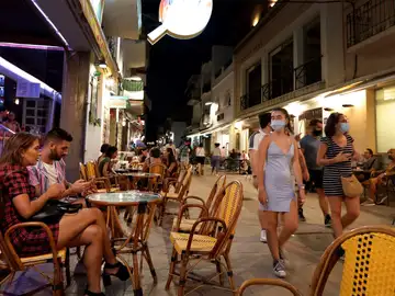 Cataluña cierra el ocio nocturno en interiores por la escalada de contagios