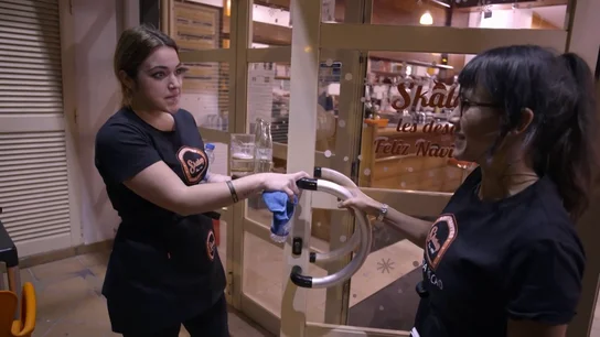 Una trabajadora de 'Skalop' rompe a llorar ante las críticas de un cliente delante de la jefa infiltrada Una trabajadora de 'Skalop' rompe a llorar ante las críticas de un cliente delante de la jefa infiltrada