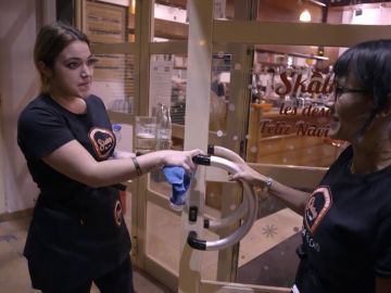 Una trabajadora de 'Skalop' rompe a llorar ante las críticas de un cliente delante de la jefa infiltrada