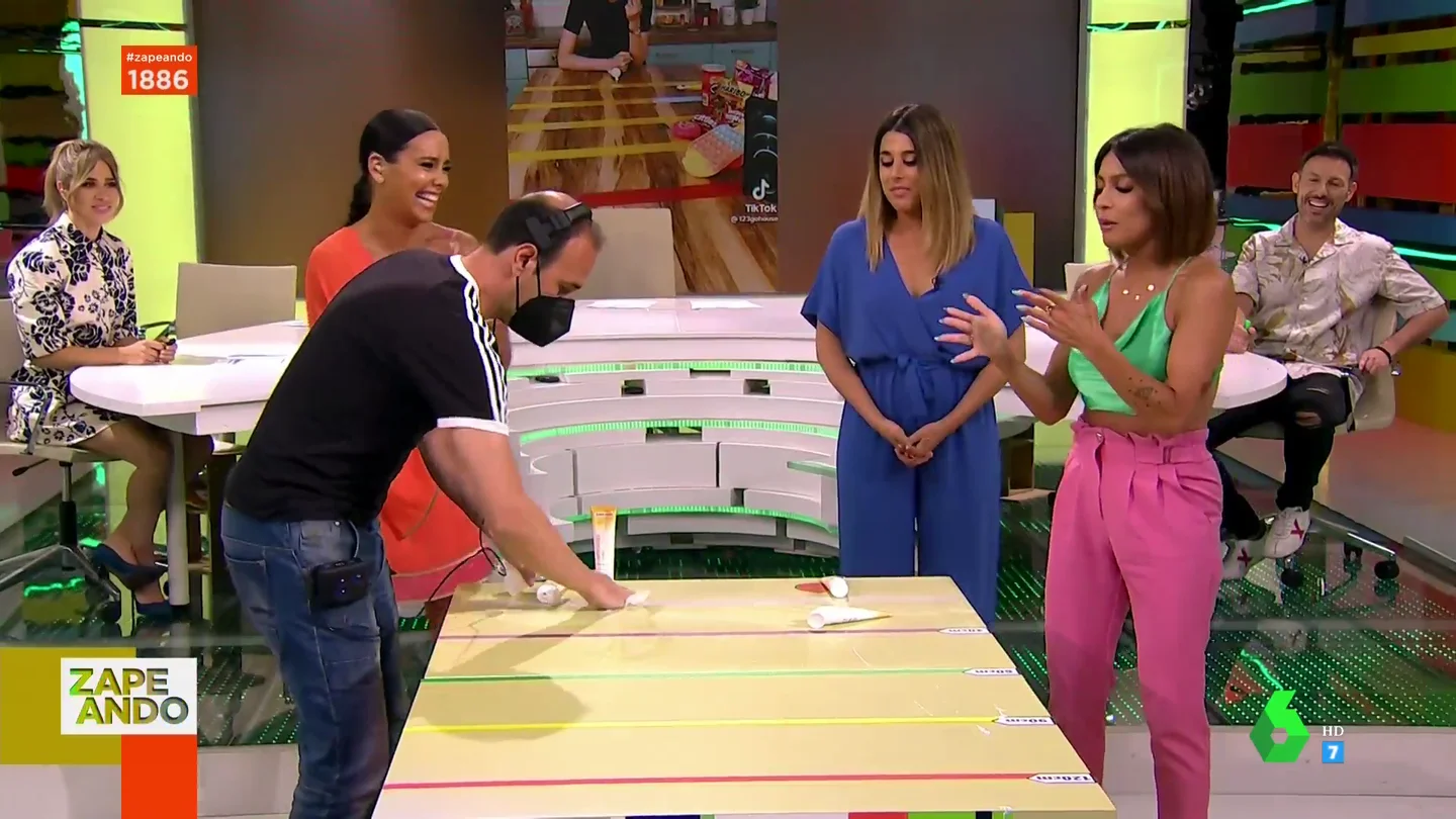 Lorena Castell la lía en su primer reto en directo como presentadora entre los gritos del plató: "¡No!" Lorena Castell la lía en su primer reto en directo como presentadora entre los gritos del plató: "¡No!"