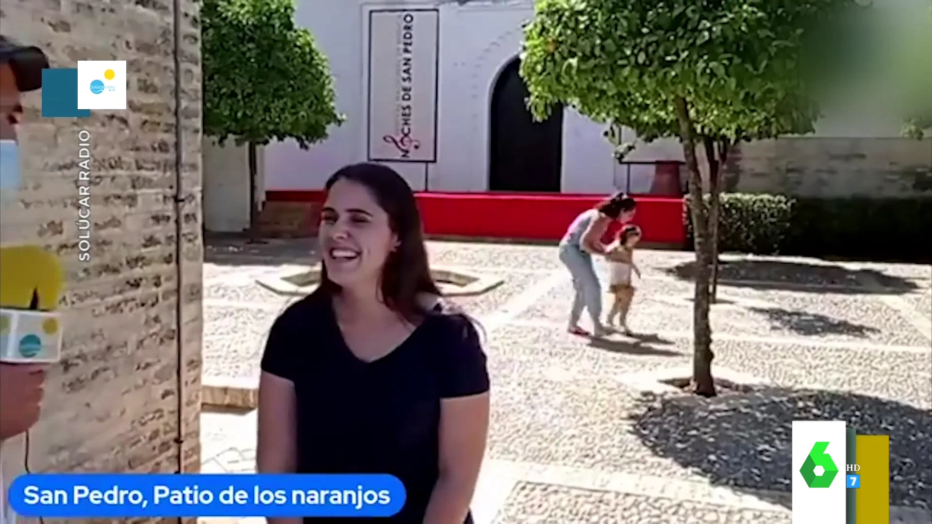 El momento en el que una niña se lanza a una fuente mientras su madre es entrevistada en pleno directo