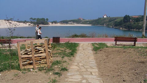 Paseo junto a la playa de La Rabia