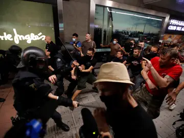 Imagen de las cargas policiales tras la manifestación en repulsa al asesinato de Samuel, en Madrid.