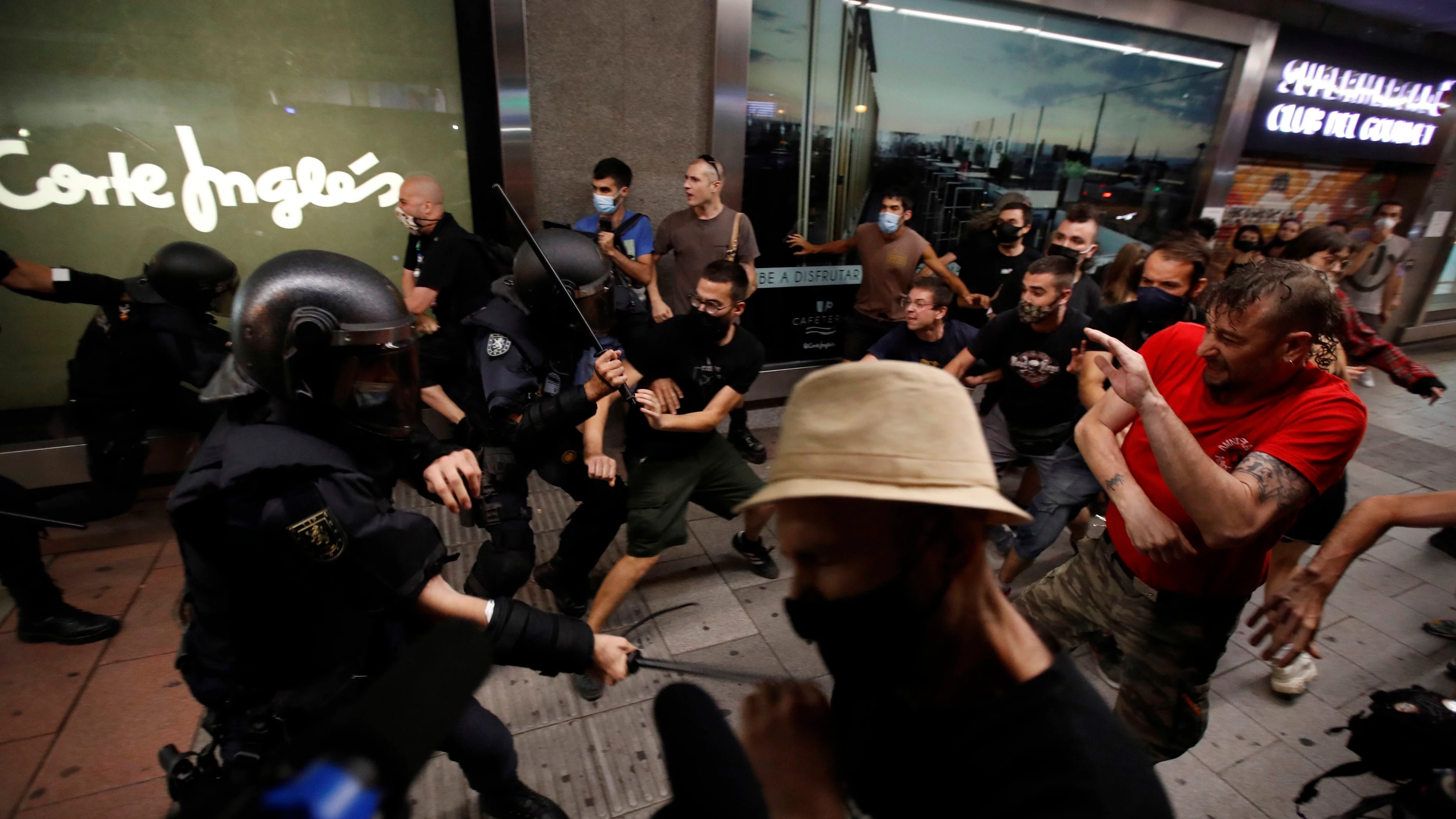 Imagen de las cargas policiales tras la manifestación en repulsa al asesinato de Samuel, en Madrid.