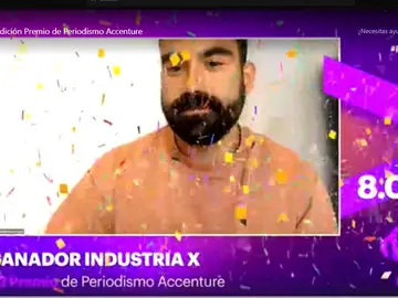 Hugo Domínguez, periodista de laSexta, en la recogida del Premio de Periodismo Accenture 