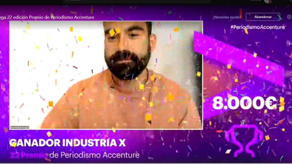 Hugo Domínguez, periodista de laSexta, en la recogida del Premio de Periodismo Accenture 