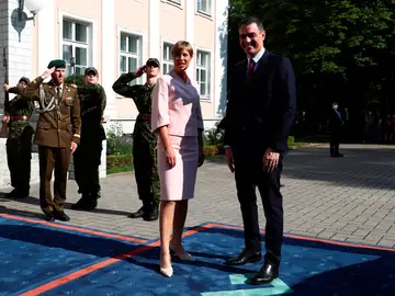El presidente del Gobierno, Pedro Sánchez junto con la presidenta de Estonia, Kersti Kaljulaid.