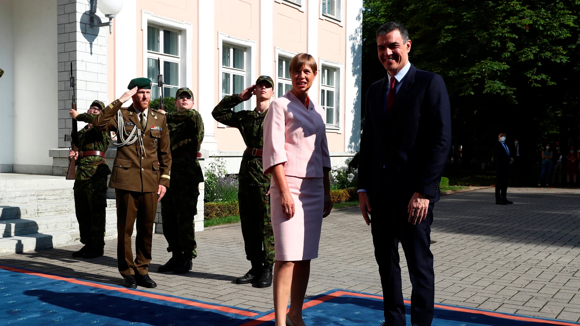 El presidente del Gobierno, Pedro Sánchez junto con la presidenta de Estonia, Kersti Kaljulaid.