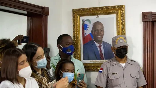 Periodistas junto a una fotografía del expresidente Jovenel Moise Periodistas junto a una fotografía del expresidente Jovenel Moise