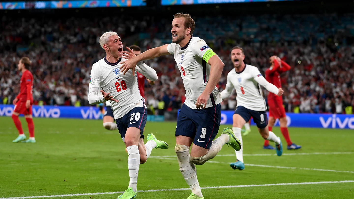 Harry Kane celebra un gol con Foden Harry Kane celebra un gol con Foden