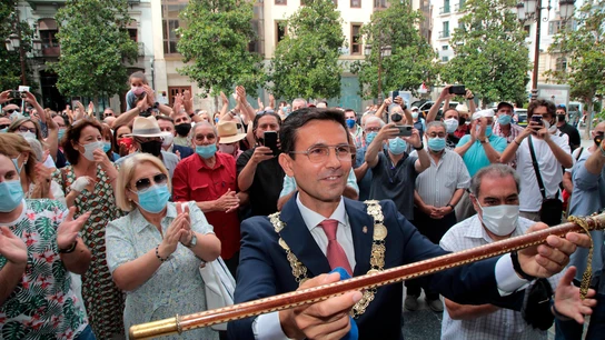 El alcalde de Granada, Francisco Cuenca, enseña la vara de mando. El alcalde de Granada, Francisco Cuenca, enseña la vara de mando.