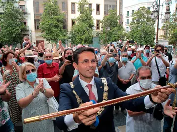 El alcalde de Granada, Francisco Cuenca, enseña la vara de mando.