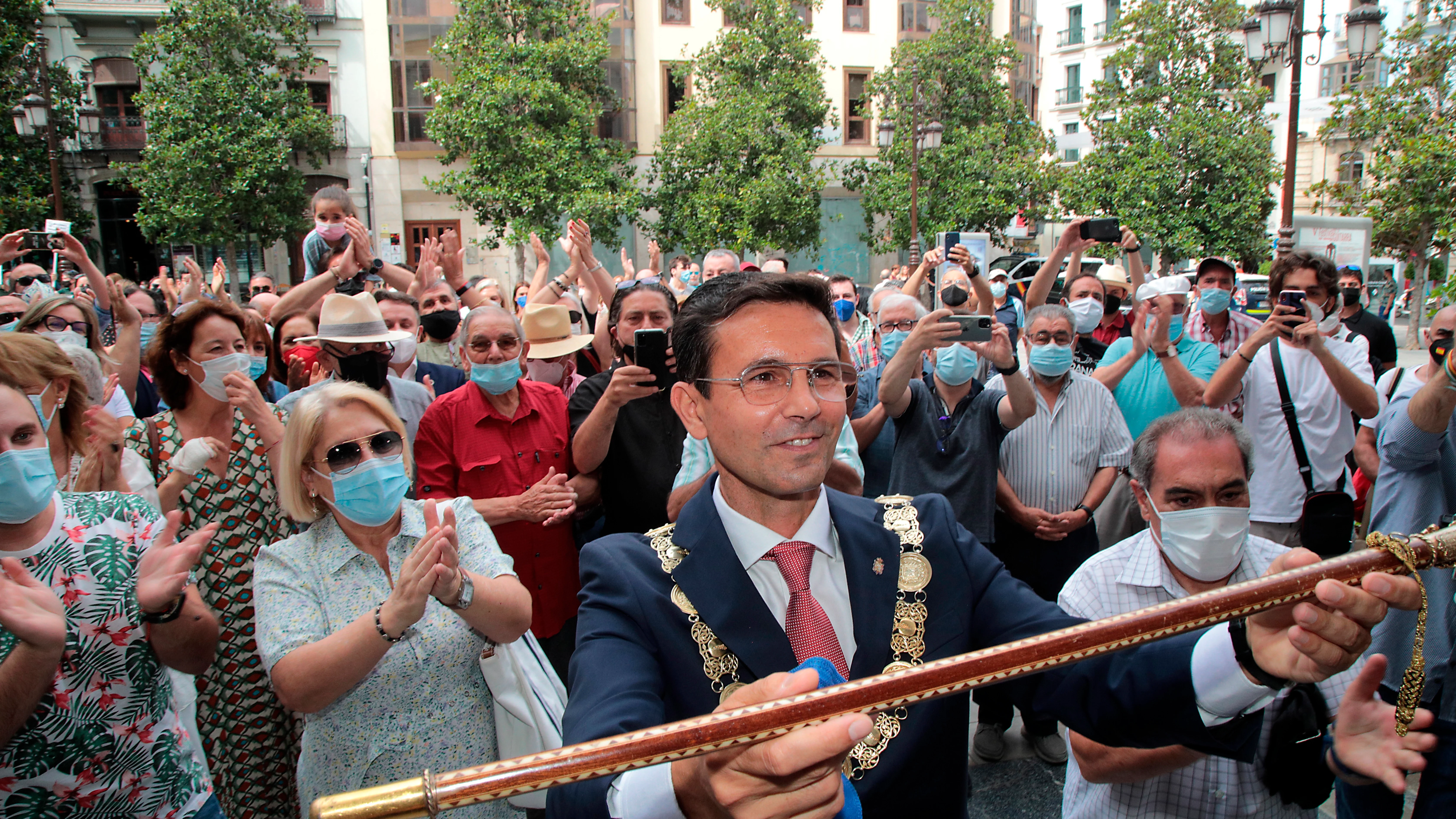 El alcalde de Granada, Francisco Cuenca, enseña la vara de mando.