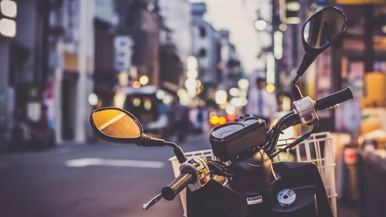 Imagen de archivo de una moto aparcada. Imagen de archivo de una moto aparcada.