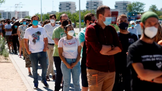 Indignación por las largas colas para vacunarse en el Zendal: "Nos falta traernos las litronas y es un botellón" Indignación por las largas colas para vacunarse en el Zendal: "Nos falta traernos las litronas y es un botellón"