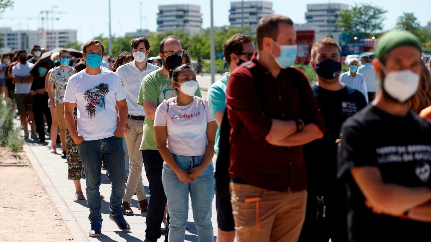 Indignación por las largas colas para vacunarse en el Zendal: "Nos falta traernos las litronas y es un botellón" Indignación por las largas colas para vacunarse en el Zendal: "Nos falta traernos las litronas y es un botellón"