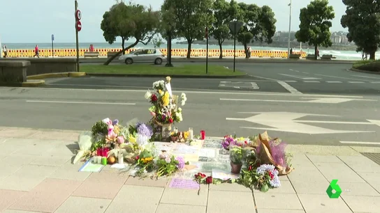 El lugar en el que mataron a Samuel Luiz de una paliza rodeado de flores y velas El lugar en el que mataron a Samuel Luiz de una paliza rodeado de flores y velas