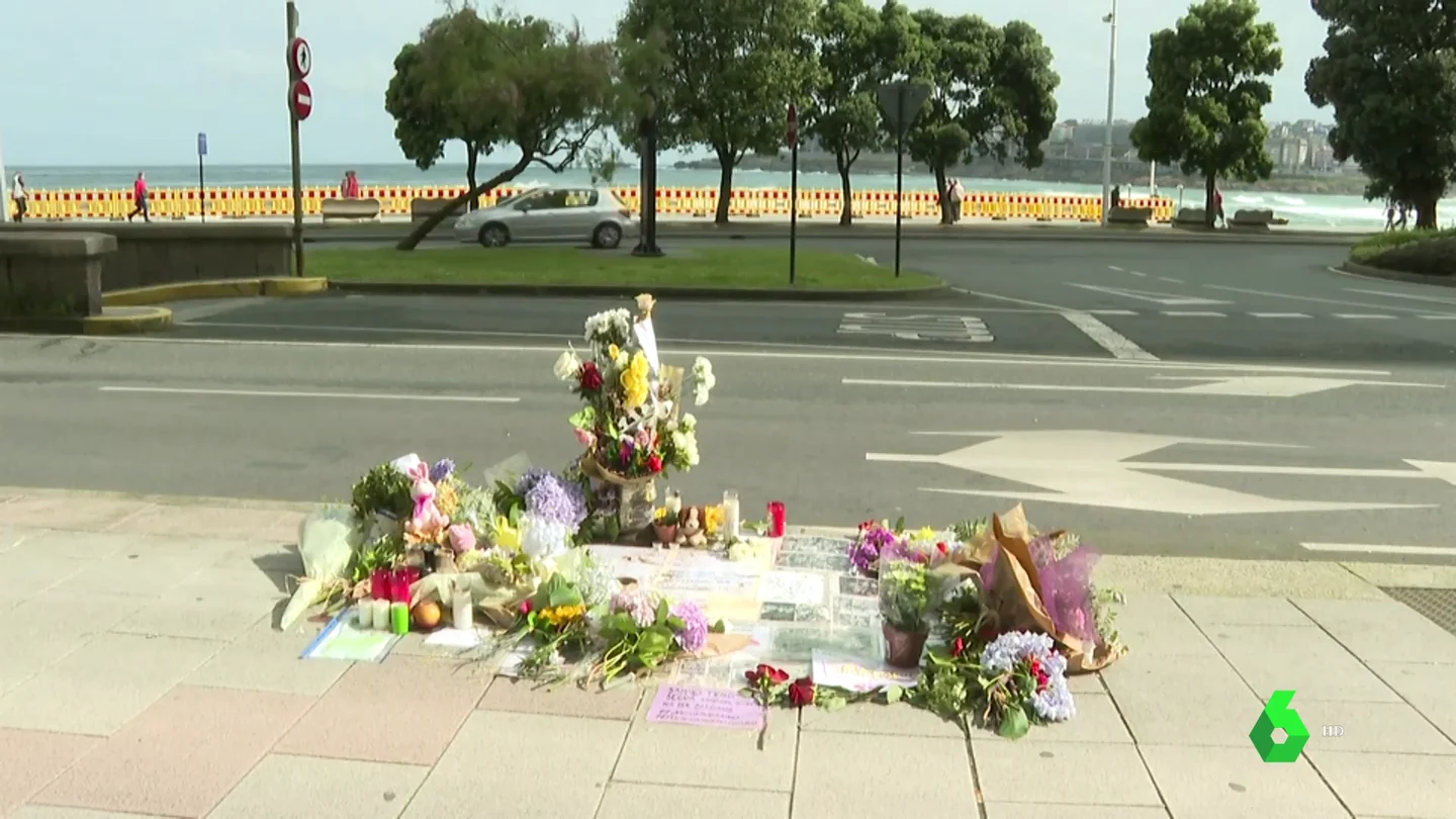 El lugar en el que mataron a Samuel Luiz de una paliza rodeado de flores y velas El lugar en el que mataron a Samuel Luiz de una paliza rodeado de flores y velas