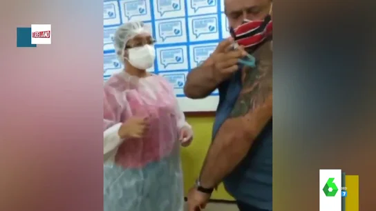 El surrealista momento en el que un hombre quita la vacuna a una enfermera para pinchársela él solo El surrealista momento en el que un hombre quita la vacuna a una enfermera para pinchársela él solo