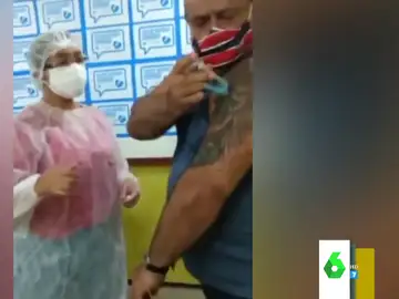 El surrealista momento en el que un hombre quita la vacuna a una enfermera para pinchársela él solo