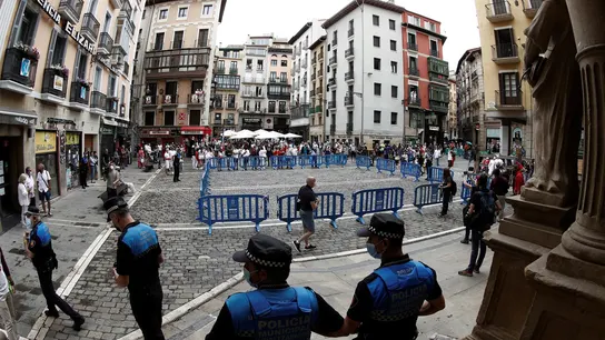 Control establecido por Policía Municipal en el acceso a la Plaza del Ayuntamiento. Control establecido por Policía Municipal en el acceso a la Plaza del Ayuntamiento.